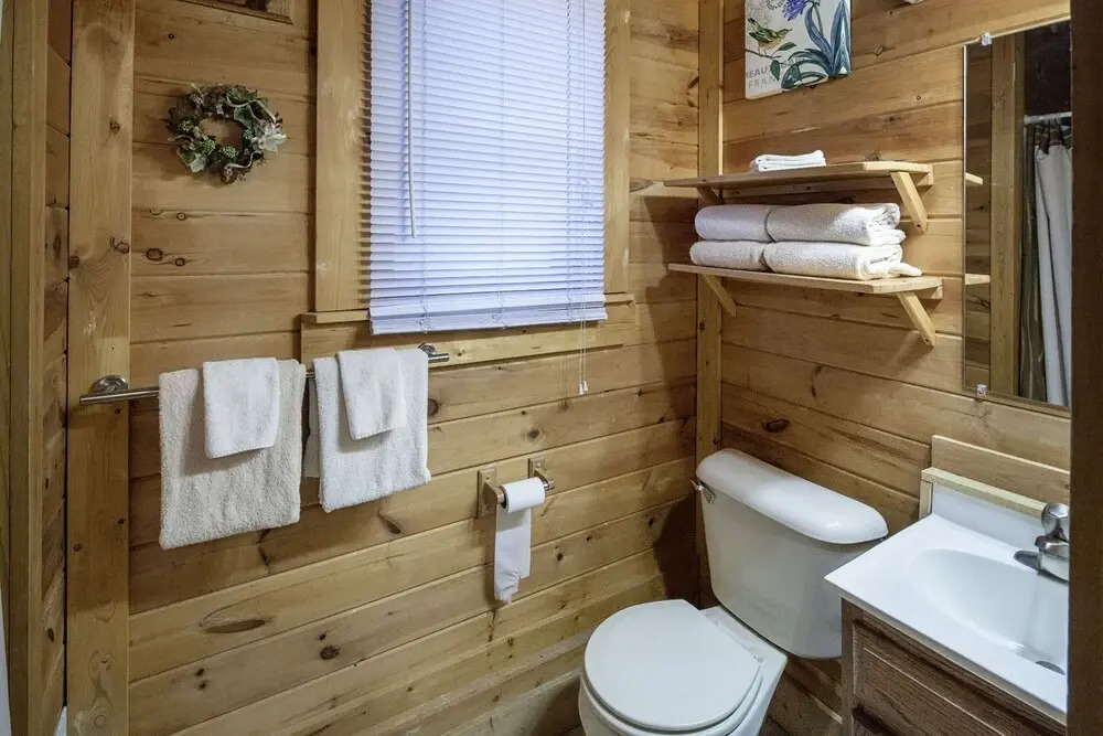 Er36 - Cozy Creekside Great Location- Close To Town 1 Bedroom Cabin by RedAwning