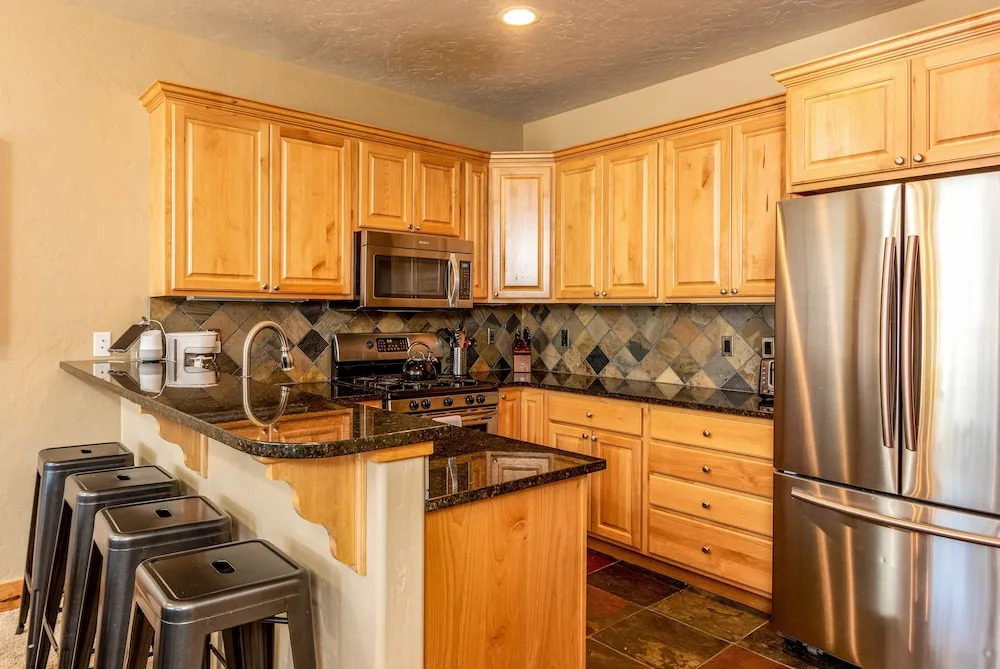 New Listing! Upscale W/ Private Hot Tub 5 Bedroom Townhouse
