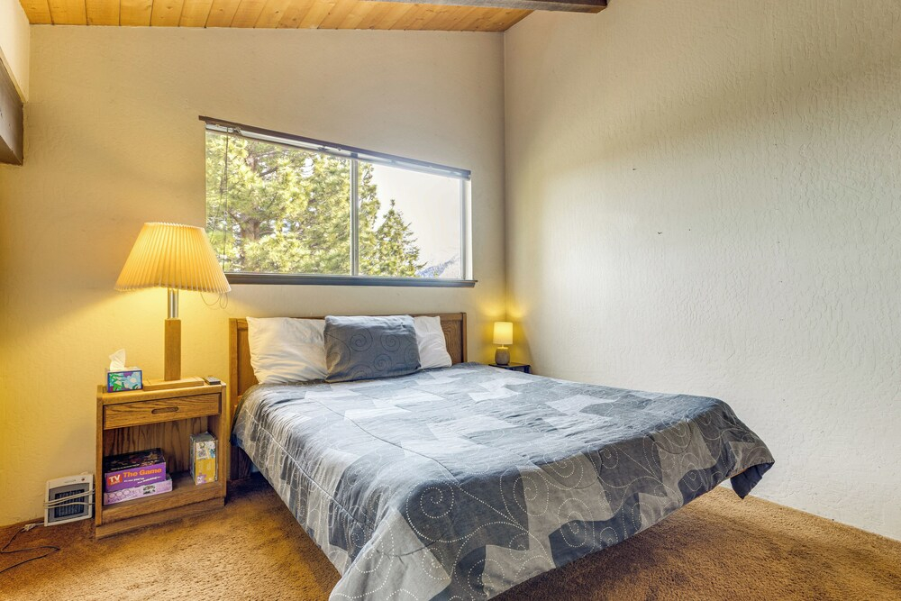 Mammoth Lakes Condo w/ Fireplace & Mountain Views