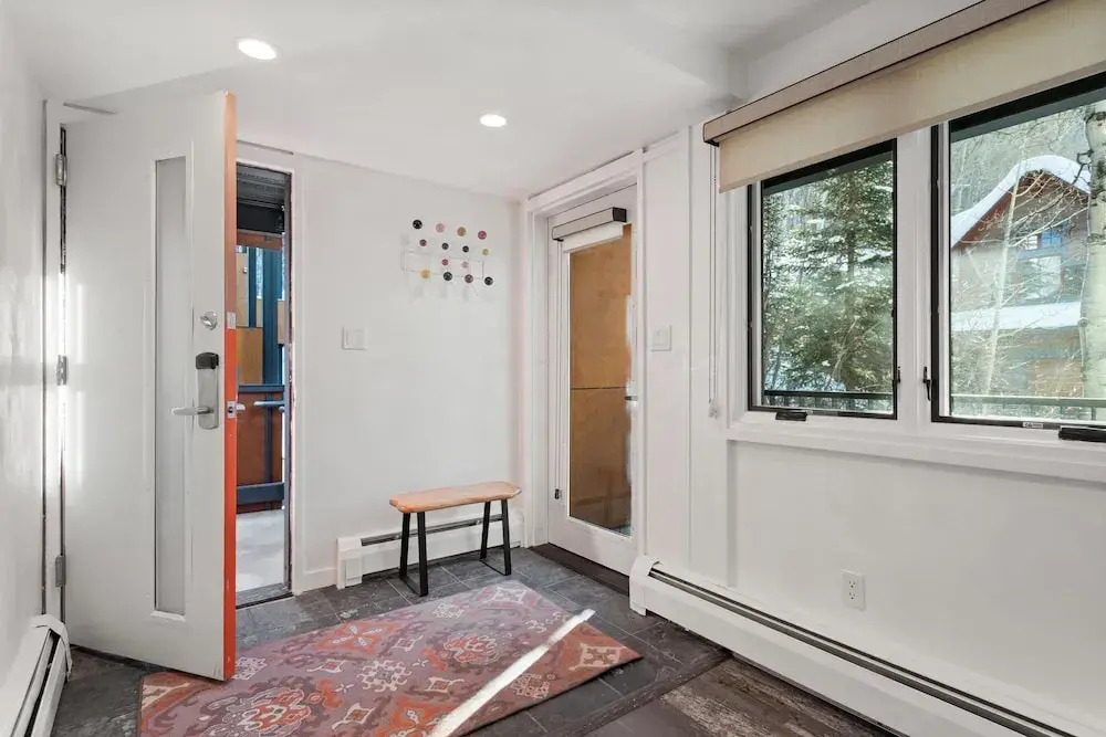 Downtown Aspen Studio Steps to Gondola & Trails - 305A