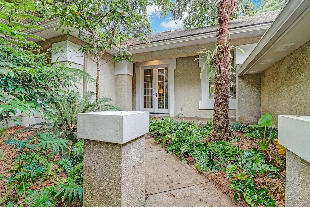 Dog Friendly Home Includes Beach Access and Bike Free to Use during Stay by RedAwning