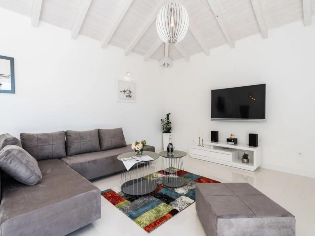 Luxurious Villa in Debeljak with Swimming Pool