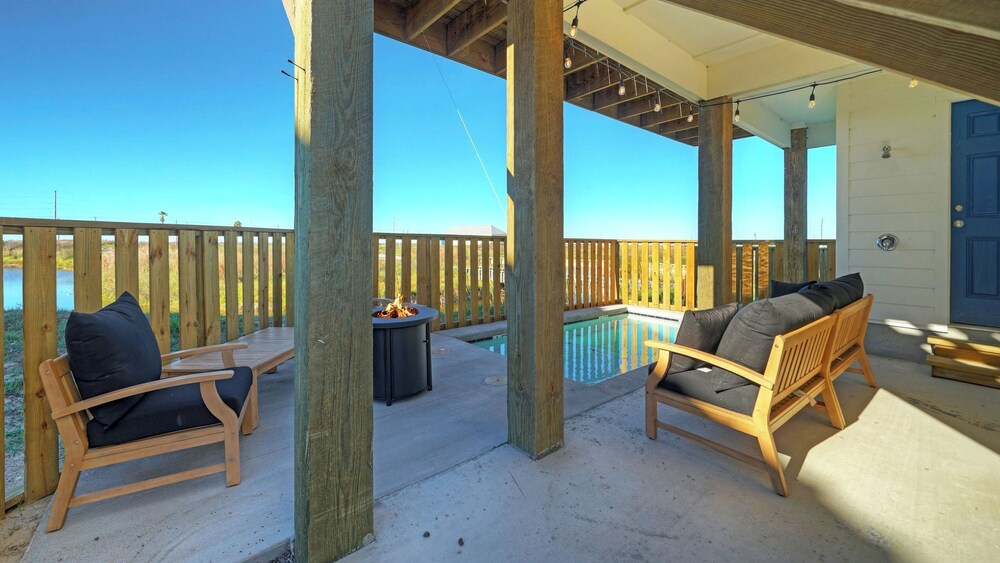 361 Bayview by Avantstay Pool, Firepit + Pond View Golf Cart-friendly Boardwalk to Beach