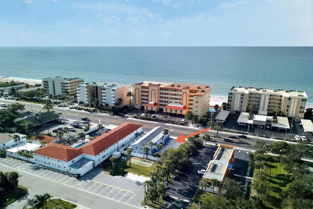 Coastal W/ Patios - Walk 3 Minutes To Beach! 1 Bedroom Condo