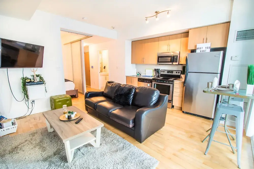 MiCasa Suites - Stylish Condo in Maple Leaf Square