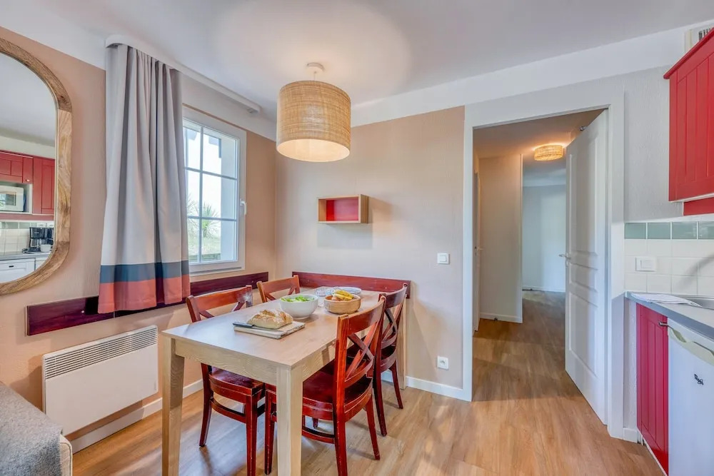 Stunning Landes Pine Apartment for 5