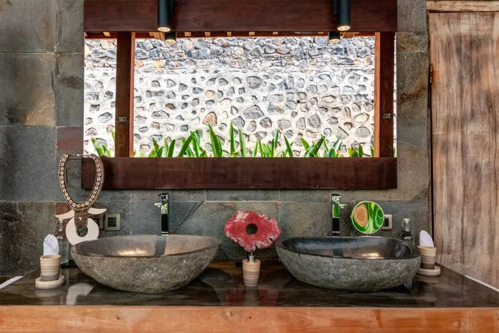Palatial Wooden Villa, 4br, Lovina