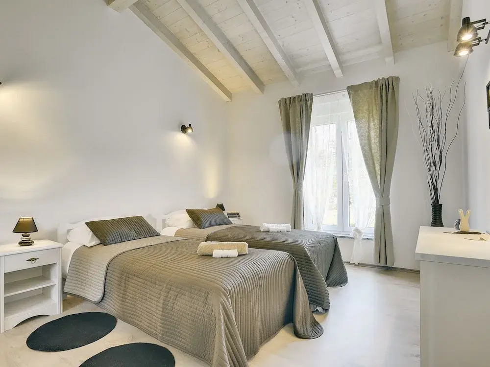 Modern Villa in Pula With Garden