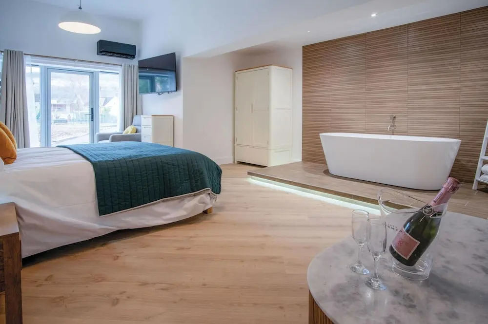 Suite 5 - Sleeping Giant Hotel - PEN Y CAE Inn