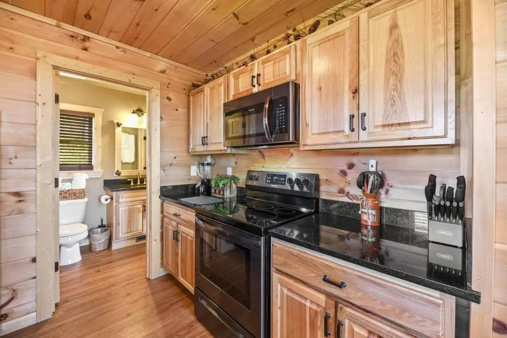 Walnut Ridge Cabin. Sleeps 7-11! Hot tub, pool table, minutes to downtown Gatlinburg!