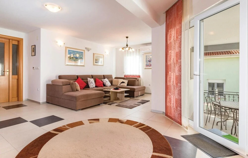 Beautiful Apartment In Valbandon