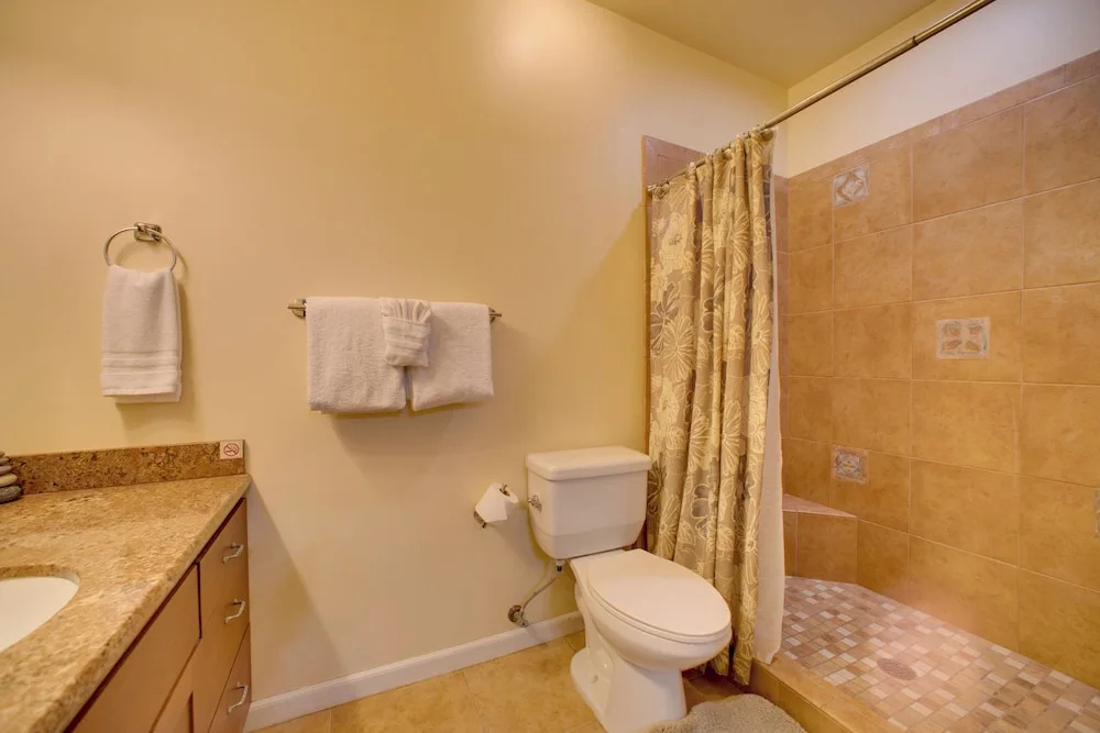 8 Mi to Magic Sands Beach: Tranquil Home w/ Lanai