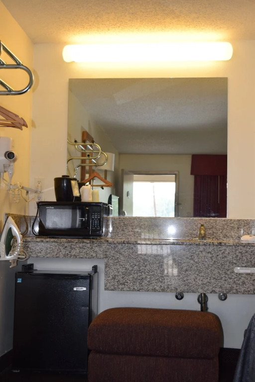 Value Inn - Livonia