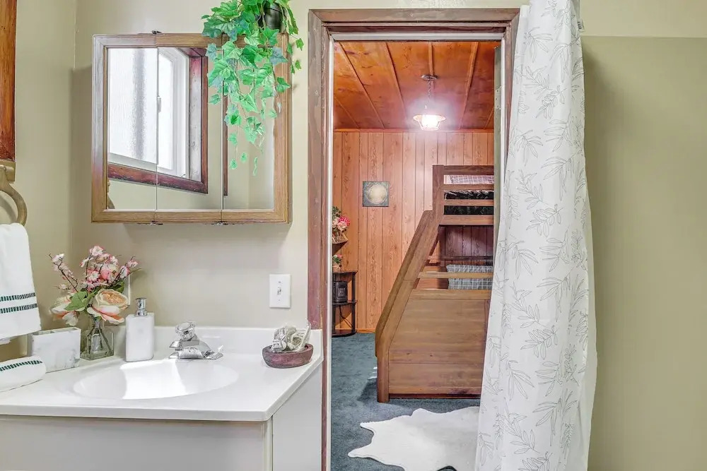 Cozy Crestline Cabin w/ Mountain-view Balcony!