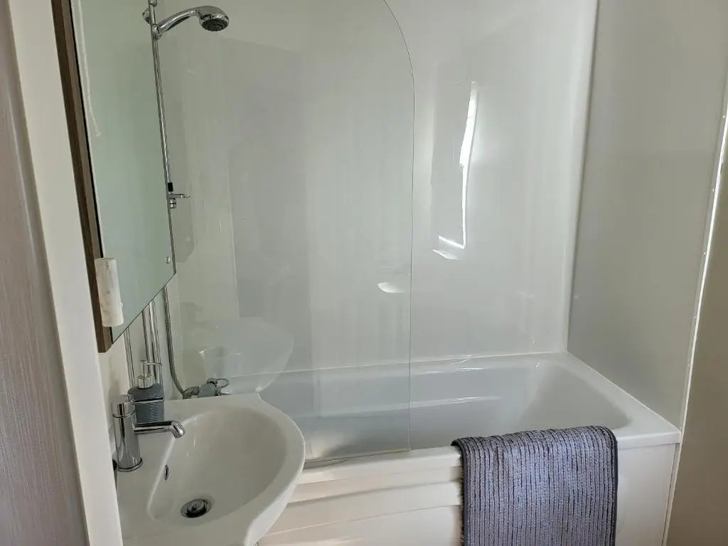 2BR-Sleeps6-Fireplace-Parking-Patio-Seaside