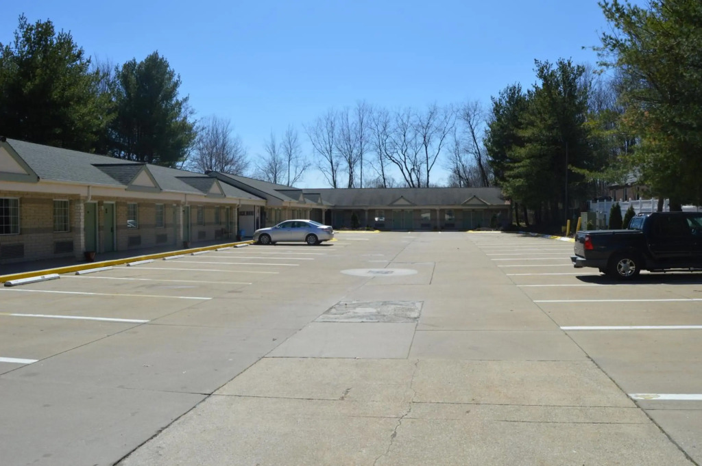 Economy Inn - Akron