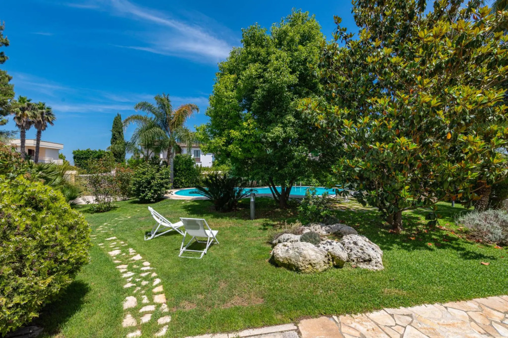 Elegant luxury villa with pool at the entrance of Lecce-Villa Rapolla