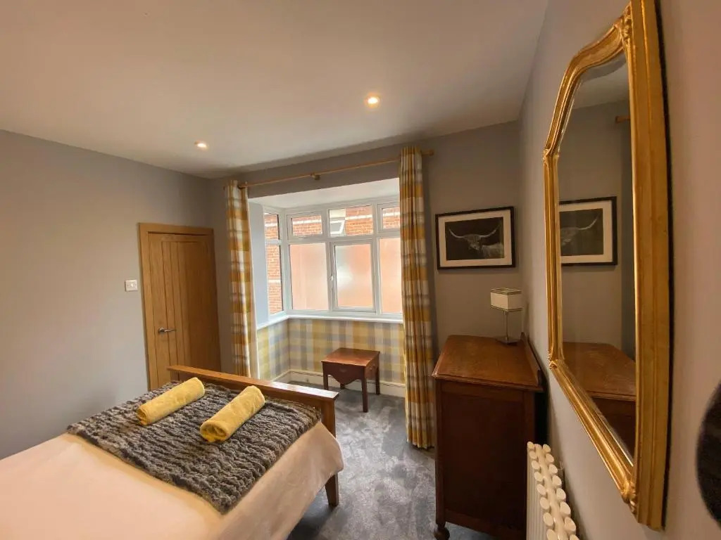Charming 3 bed house and garden, pet friendly