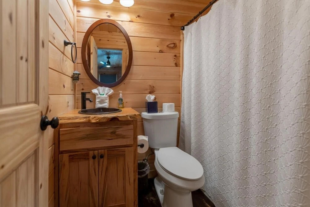 Carters Cozy Cabin - Peaceful Cabin With 13 Acres of Lawn Trees and Trails