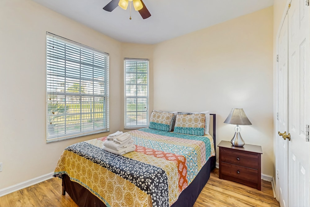 Windsor Palms Townhome With Wifi, AC, Screened Patio, Pool, hot Tub, & Tennis