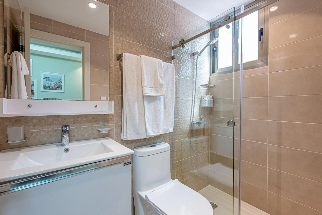 Hotel Stay Here Suites