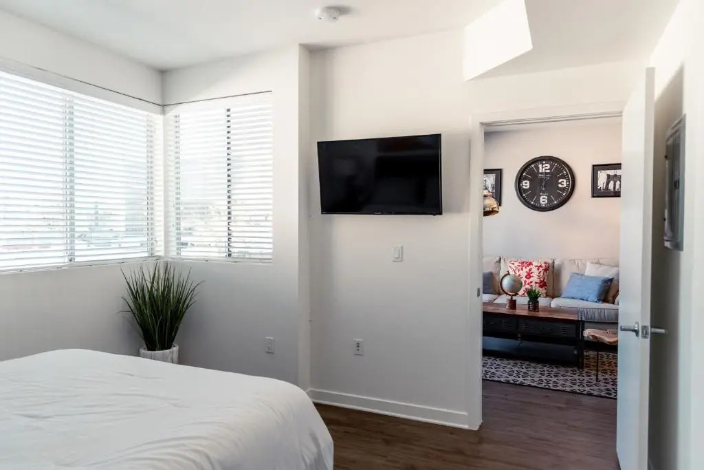 Santa Monica 2 Bed/ 2 Bath