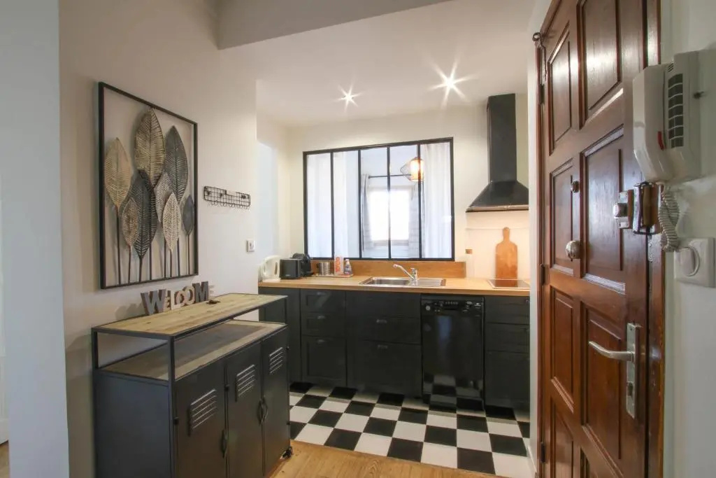 Pretty 2 rooms in the city center