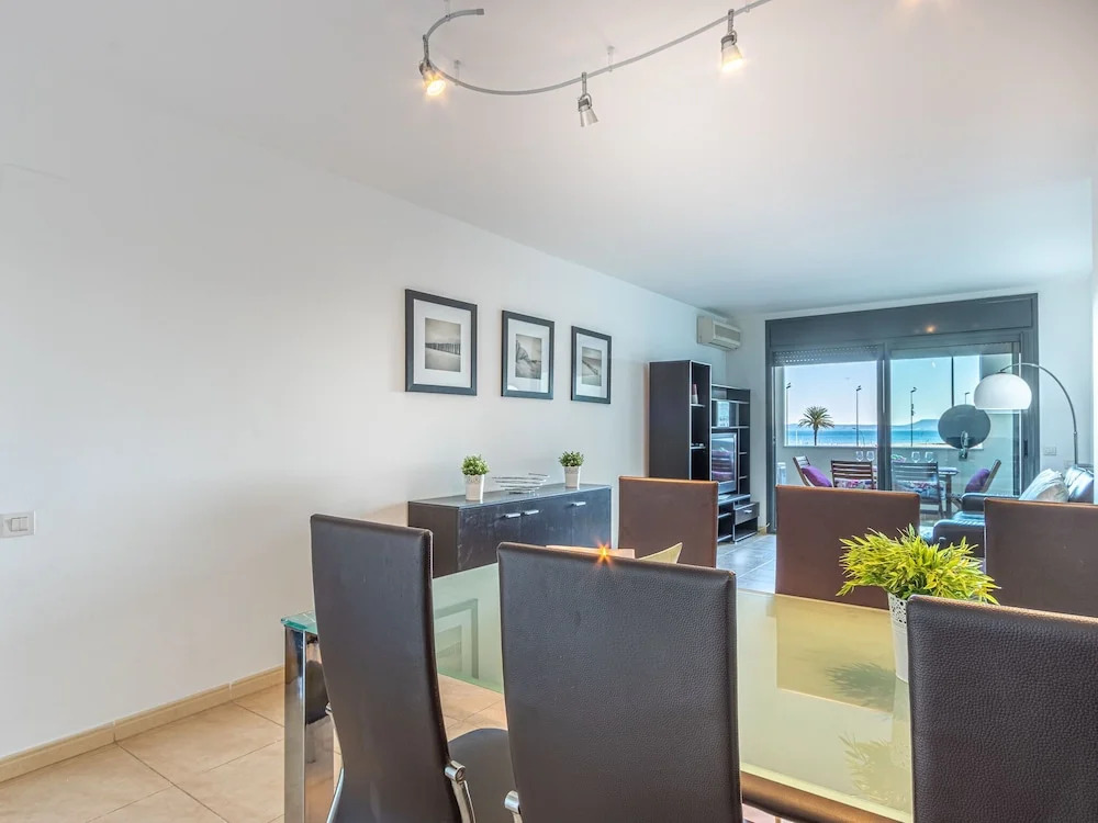 Apartment With 3 Bedrooms, sea Views and Pool