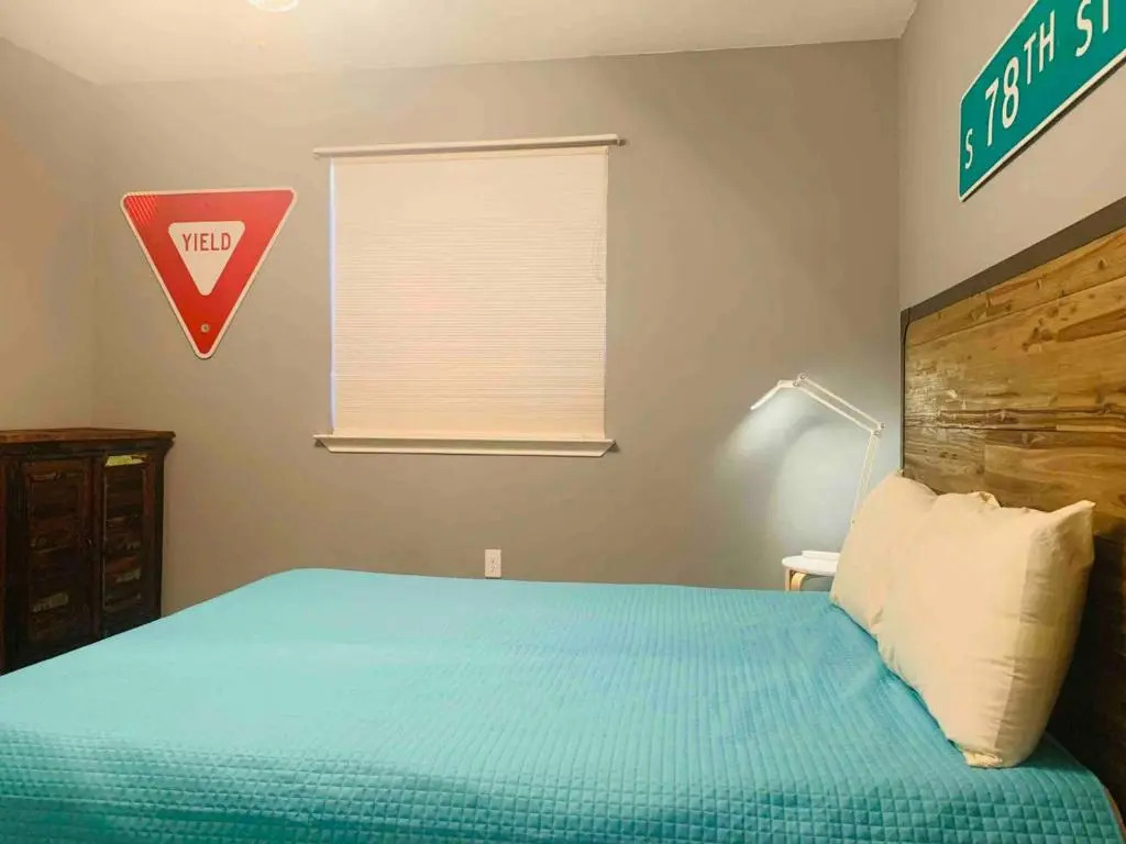Amazing House to Relax & Enjoy Austin - King Bed, Huge TV, Near Park & Shopping