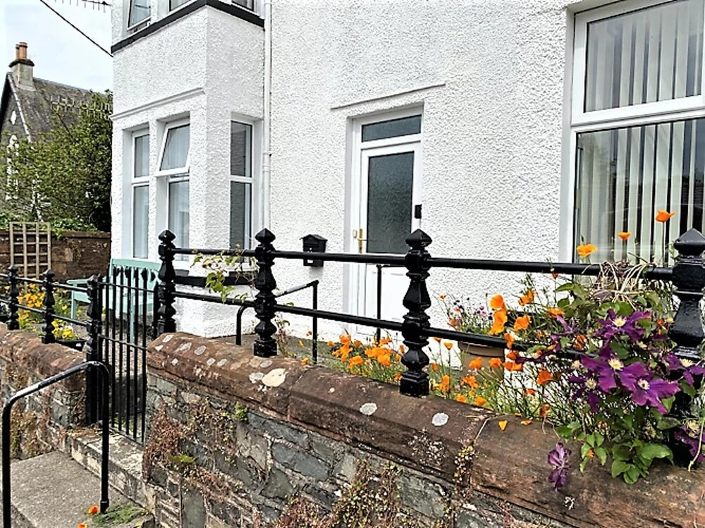 Beautiful, Spacious Flat in St Johns Town of Dalry