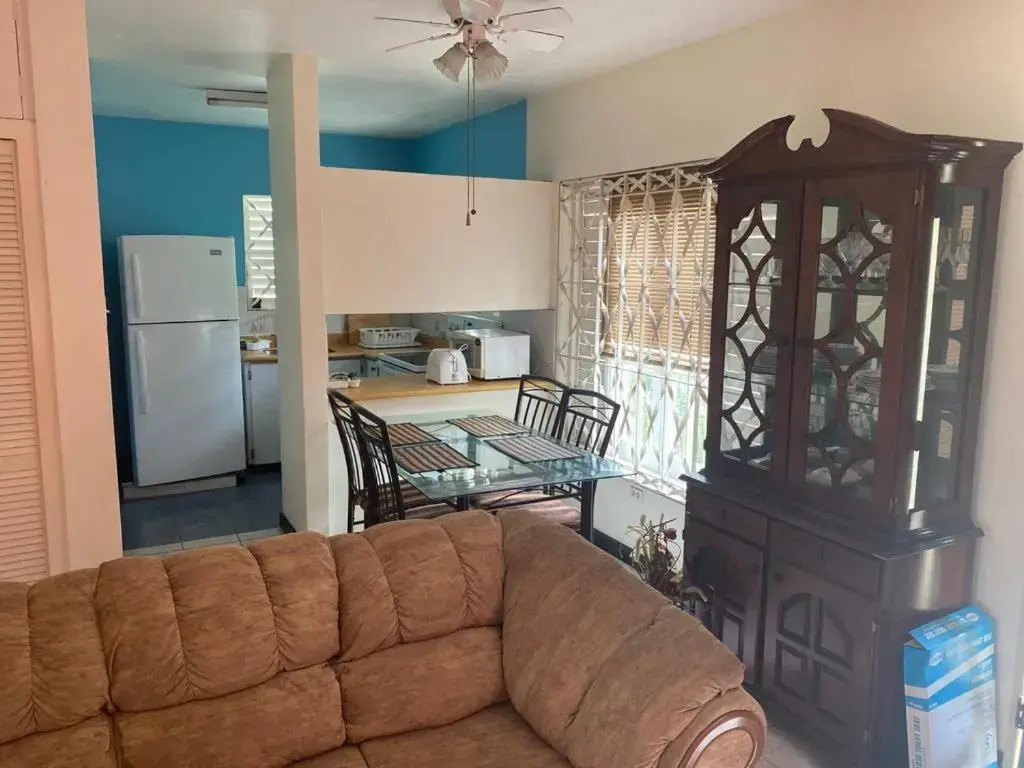 Finest Accommodation Renfrew Place 1 Bedroom Apt # 42 New Kgn 4--12 Renfrew Rd