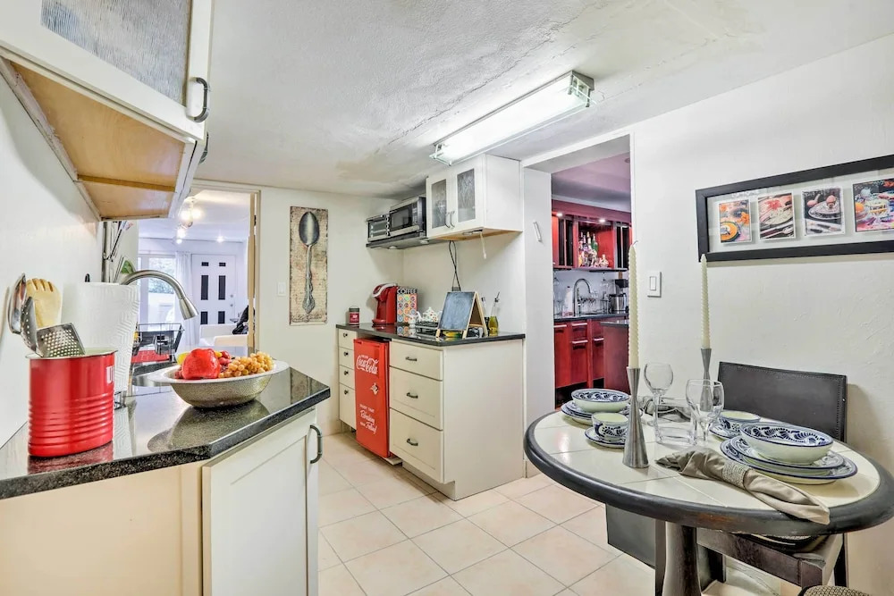 Contemporary Cincinnati Apt w/ Wifi, Near Kenwood!