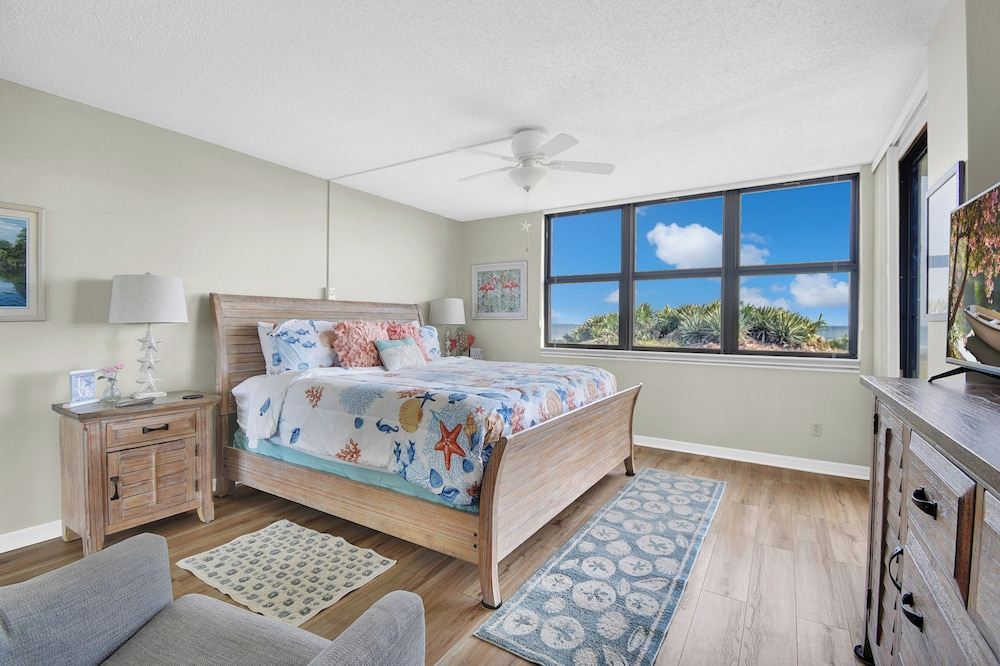 Newly Decorated Ground-floor Suite Steps From Beach and Pool W/views, Wifi