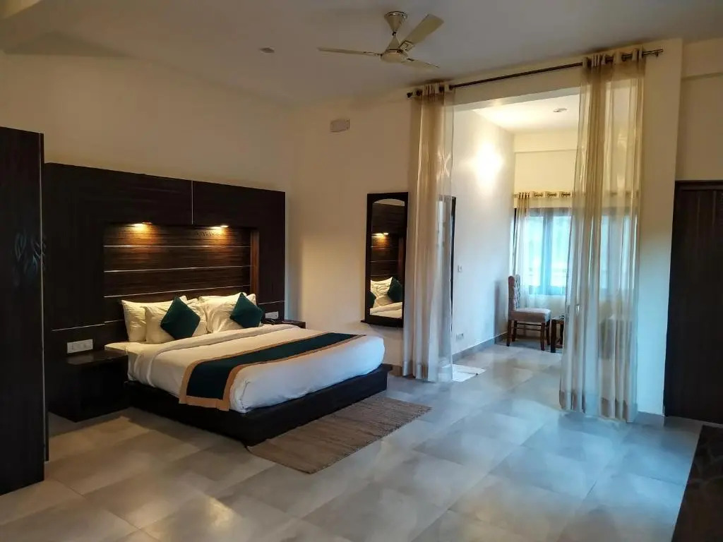 Hotel Holiday Highlights by Howard