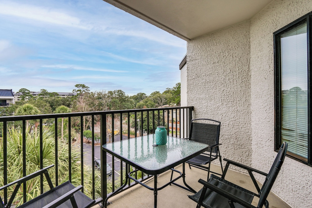 Steps to Sand! Retreat w/ 2 Pools in Hilton Head