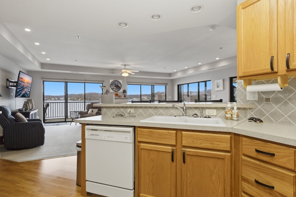 Lakeview Condo at The Falls w/ Wraparound Screened Porch, 2 PWC Slips & Pools at 2 MM