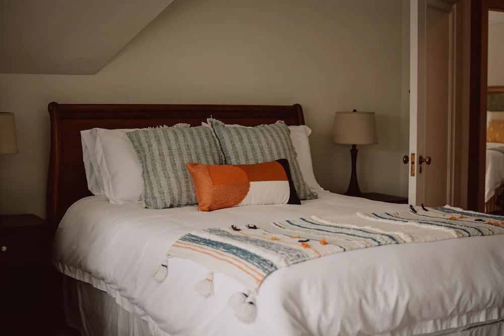 Hill Road Manor Bed & Breakfast