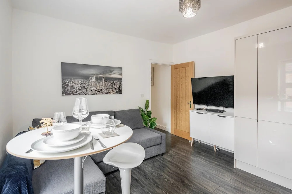 1BR Victorian House Near Bedford City Centre