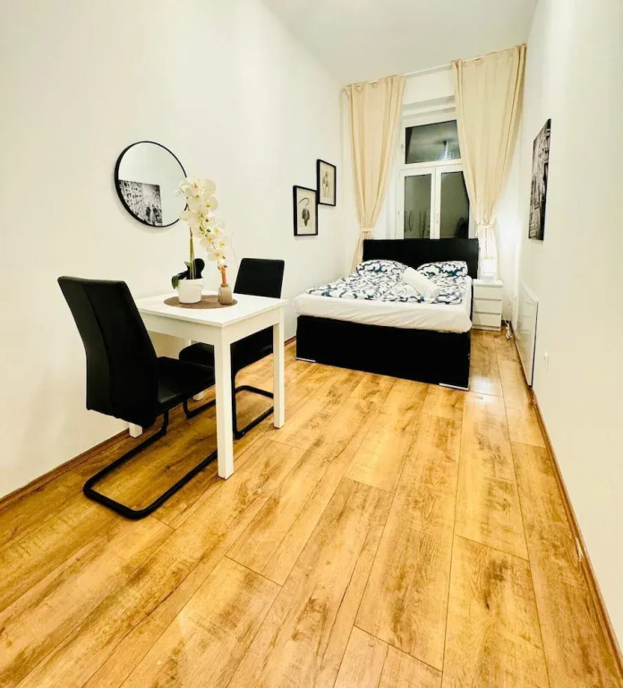 5BR Apartment for 10 Near Alterlaa