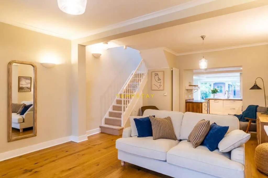 STYLISH 3 BED COTTAGE, WALK 2 ALL SIGHTS & HIGH ST - By Tempstay