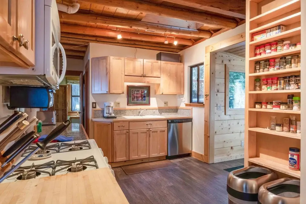 Dun Lookin - Private Hot Tub & Pier, Large Yard - 4 Bedroom Cabin