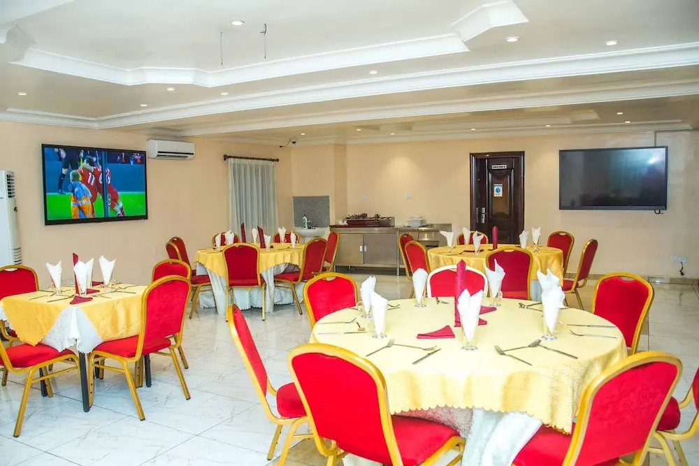 Royal Crest Hotel & Suites