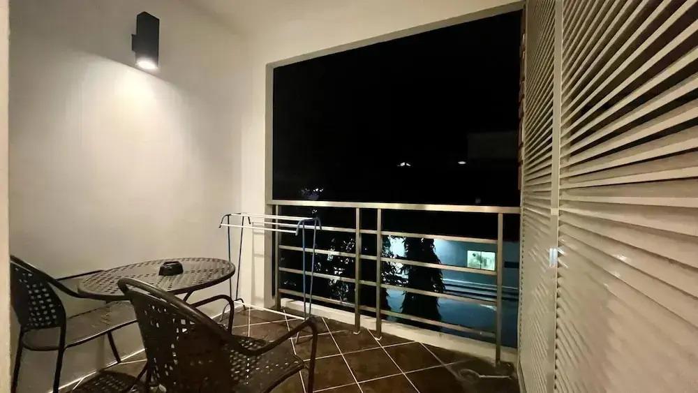 6-15 - 1 Bdr Condo With Balcony and Shared Pool