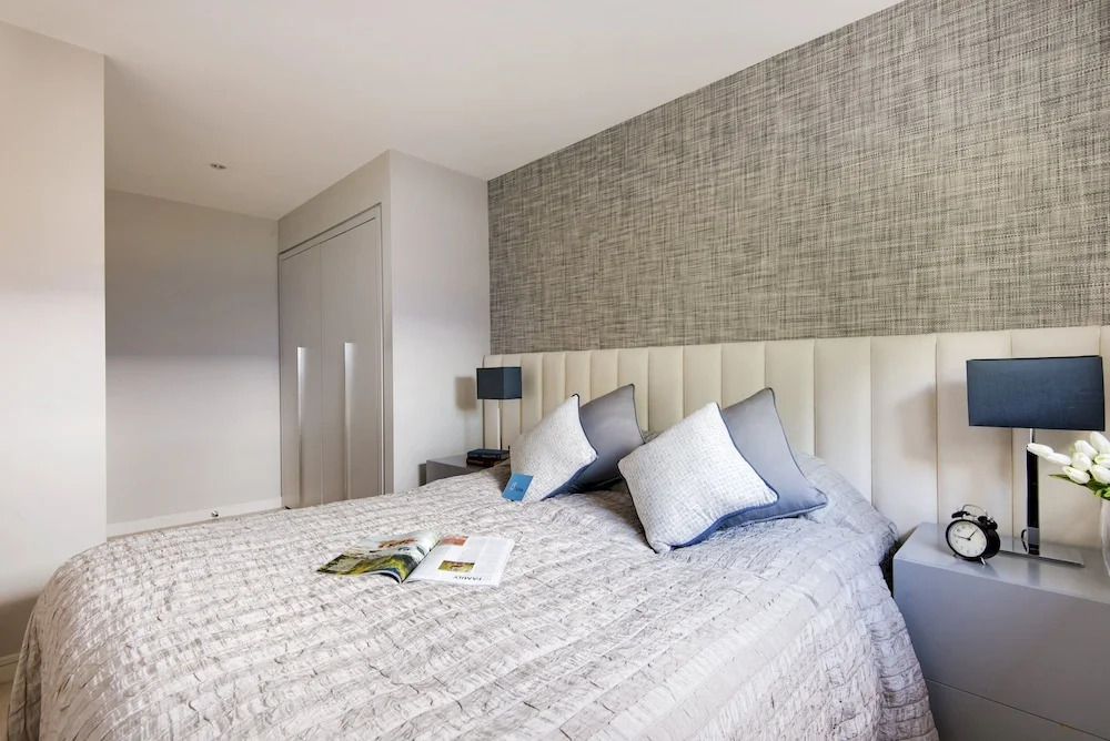 Bright Chelsea Grosvenor Waterside Apartment