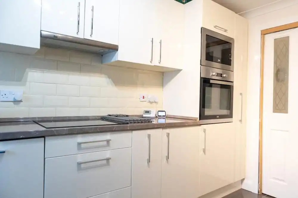 4 Bedroom-Southampton-Sleeps 6- Garden