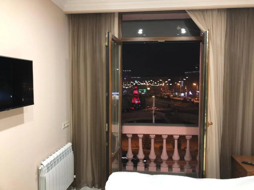 Квартира около станции метро с балконами