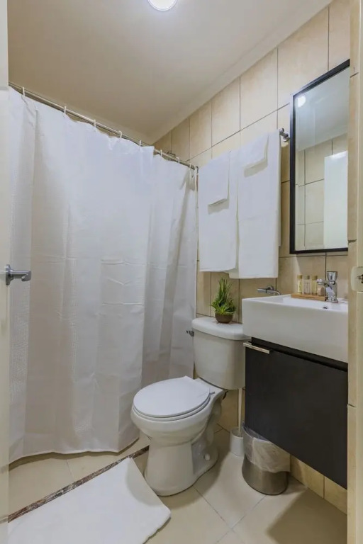 2 Queen Studio w Pool BBQ Hotwater Close 2 Beach