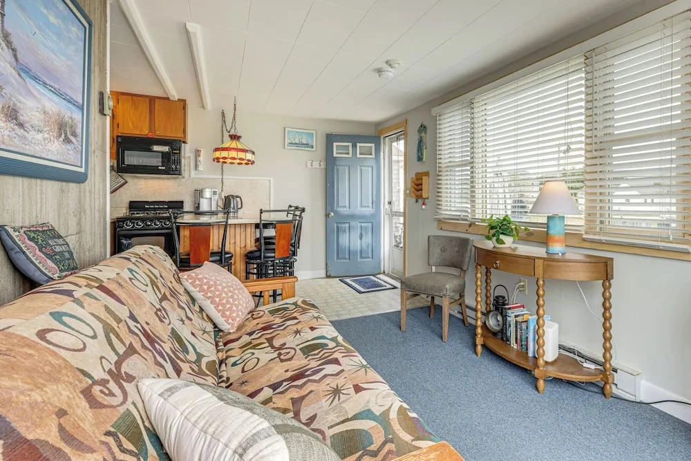 Walk to Beach & Pool! East End P-town Condo