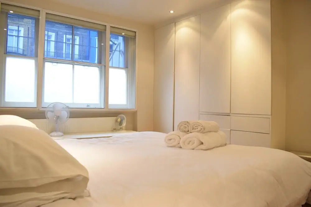 Large 2 Bedroom Flat in Ladbroke Grove With Garden