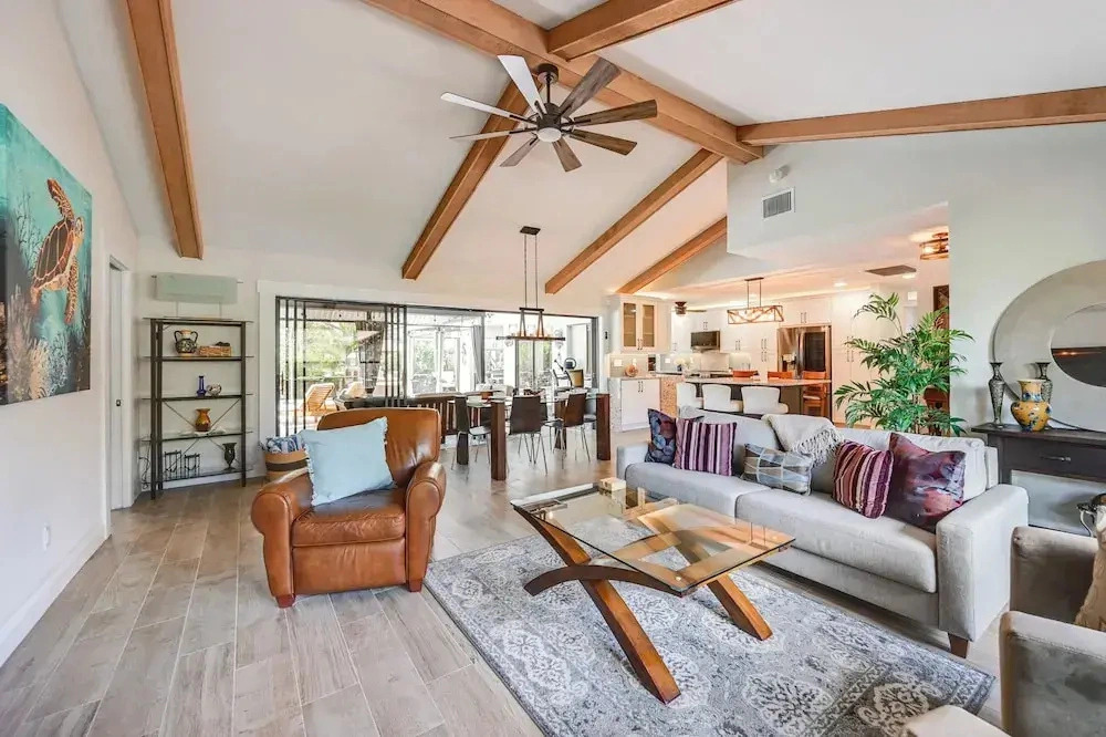 Saltwater Pool & Dock: Canal-front Cape Coral Home